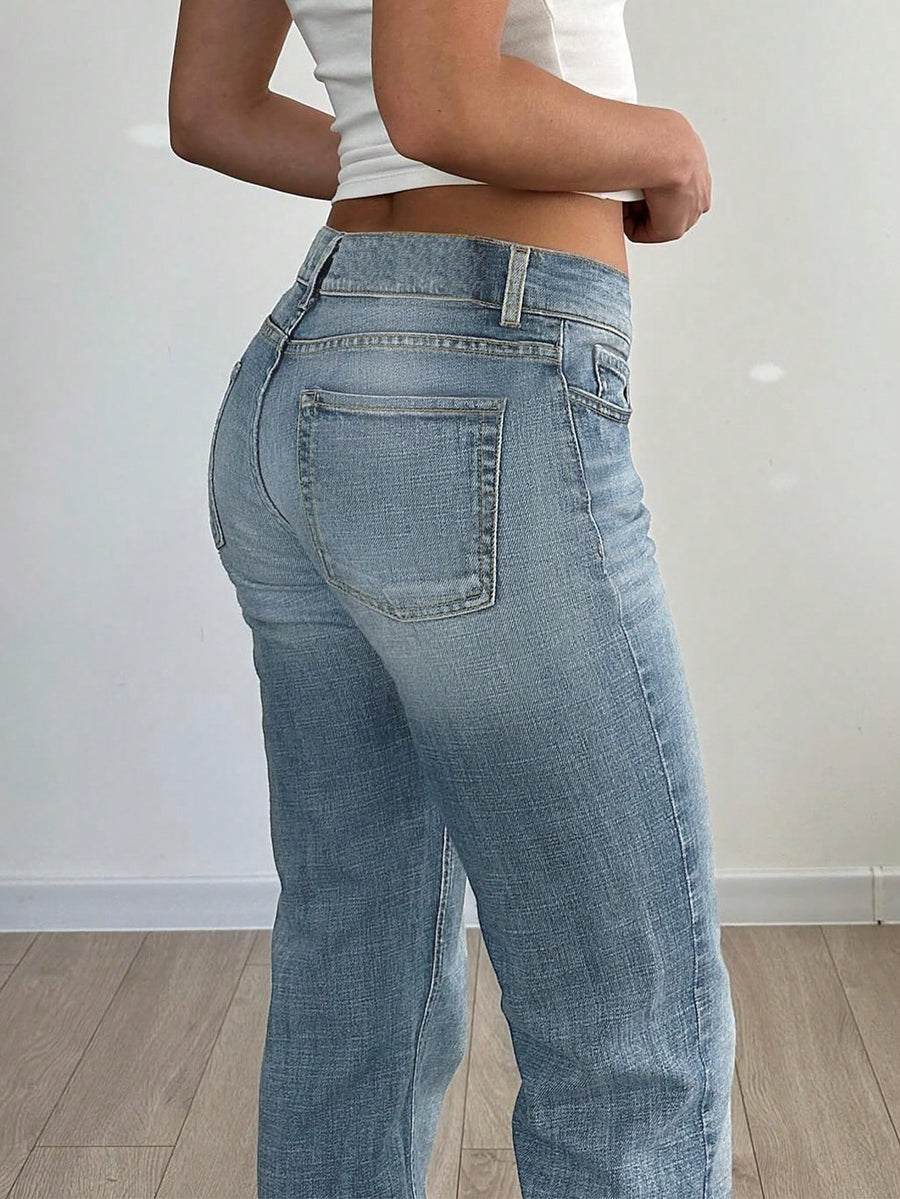 Low-Rise Flare Jeans – Light Wash