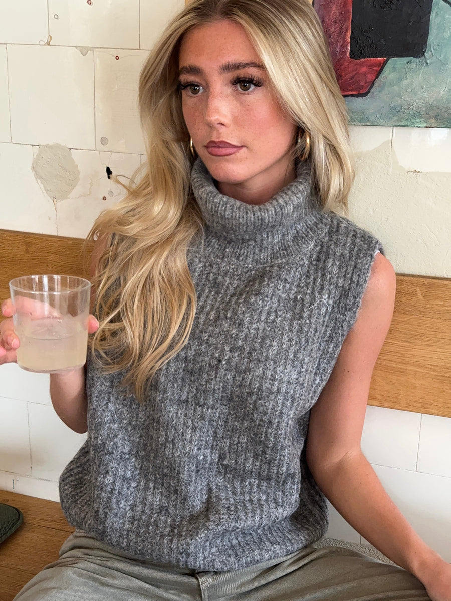 Chunky Knit Sleeveless Turtleneck - Grey