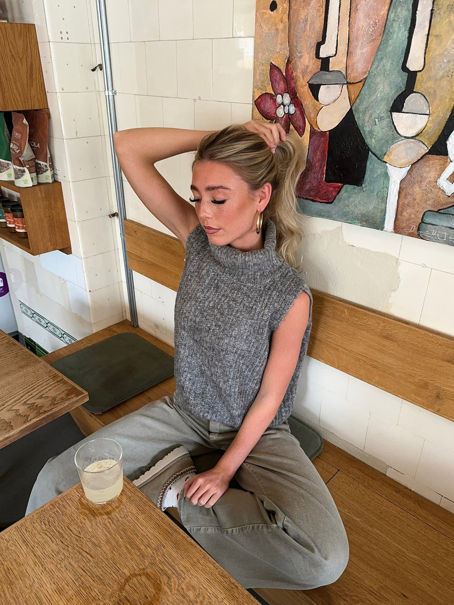 Chunky Knit Sleeveless Turtleneck - Grey