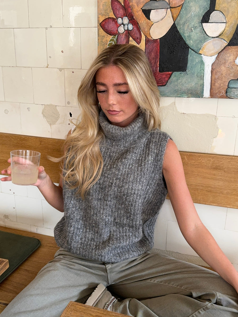 Chunky Knit Sleeveless Turtleneck - Grey