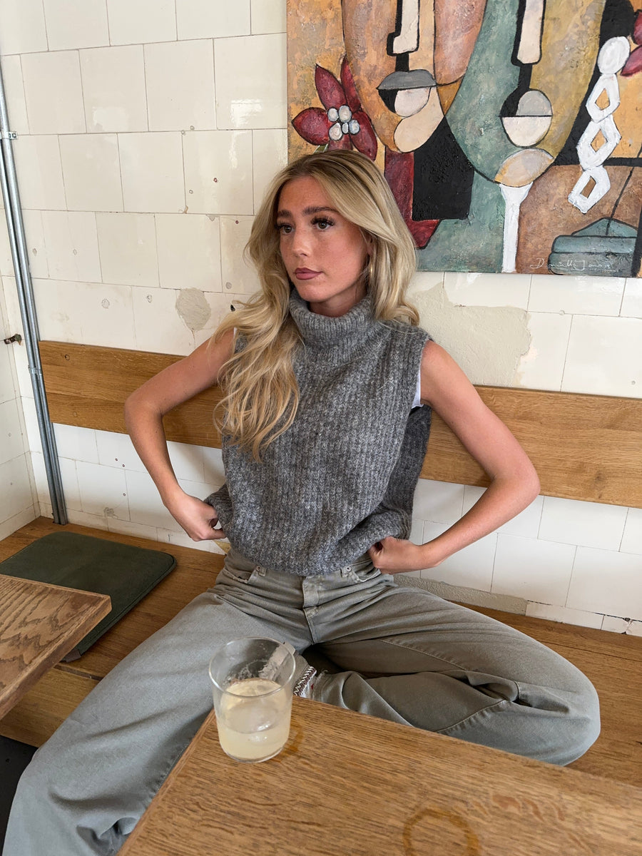 Chunky Knit Sleeveless Turtleneck - Grey