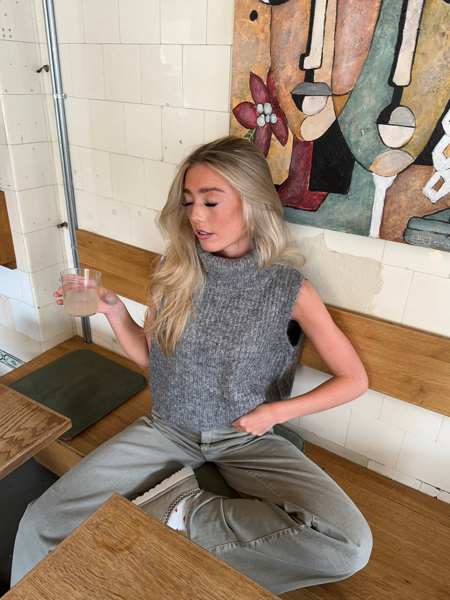 Chunky Knit Sleeveless Turtleneck - Grey